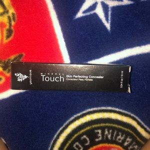 Younique Mineral Touch Skin Perfecting Concealer.